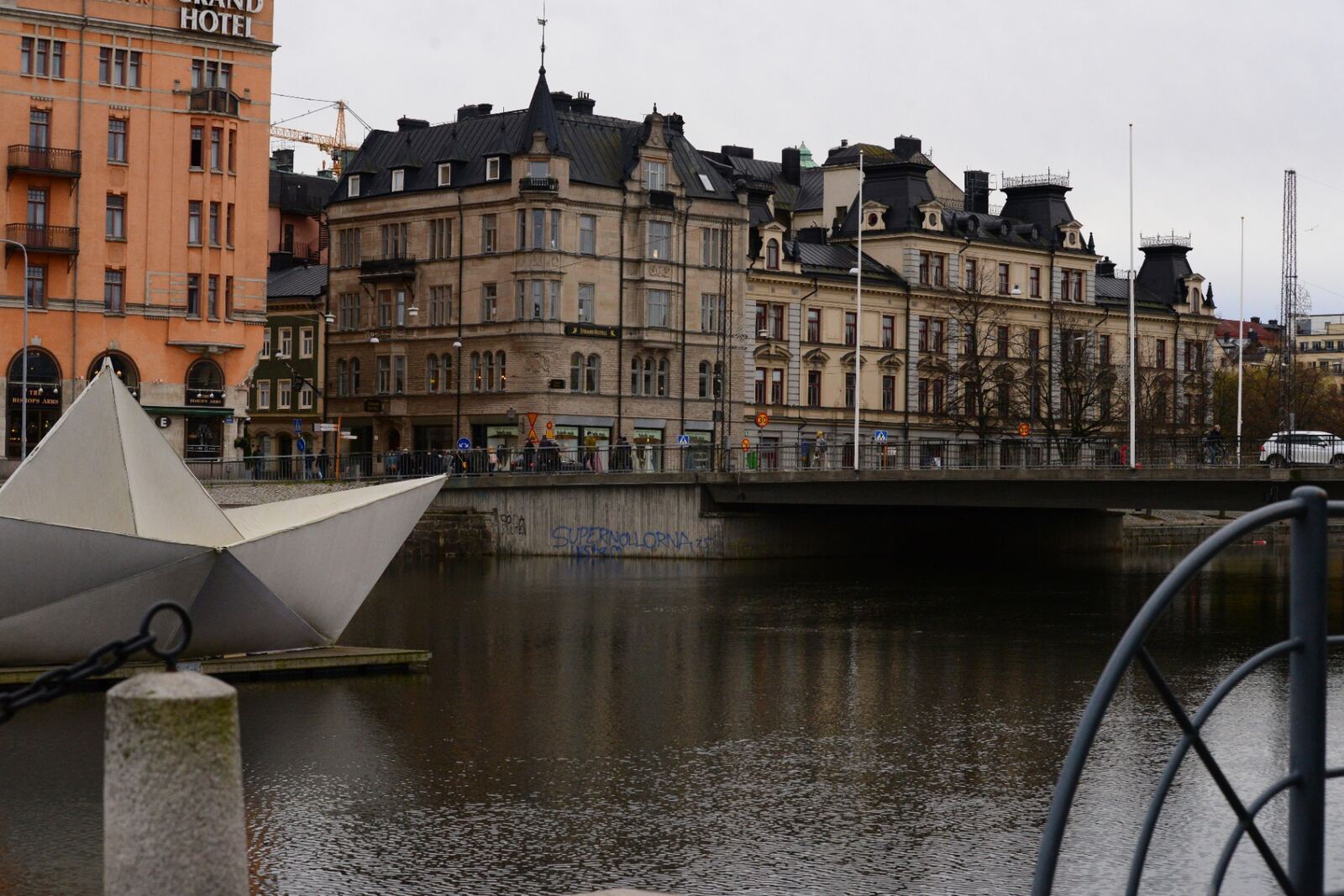 Vy över Norrköpings ström med historisk industriarkitektur