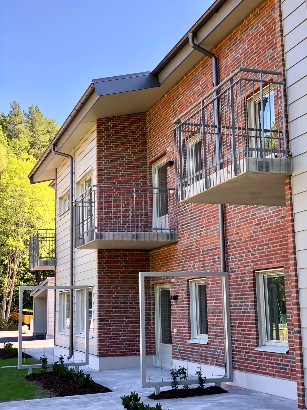 Åselstadsvägen 96 i Norrköping, tegelfasad med balkonger.