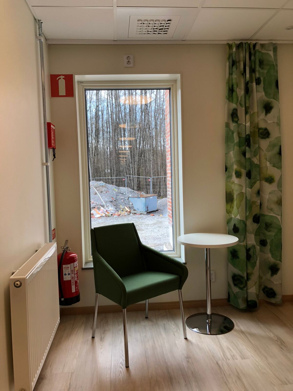 Sittplats vid fönster i hemlik miljö