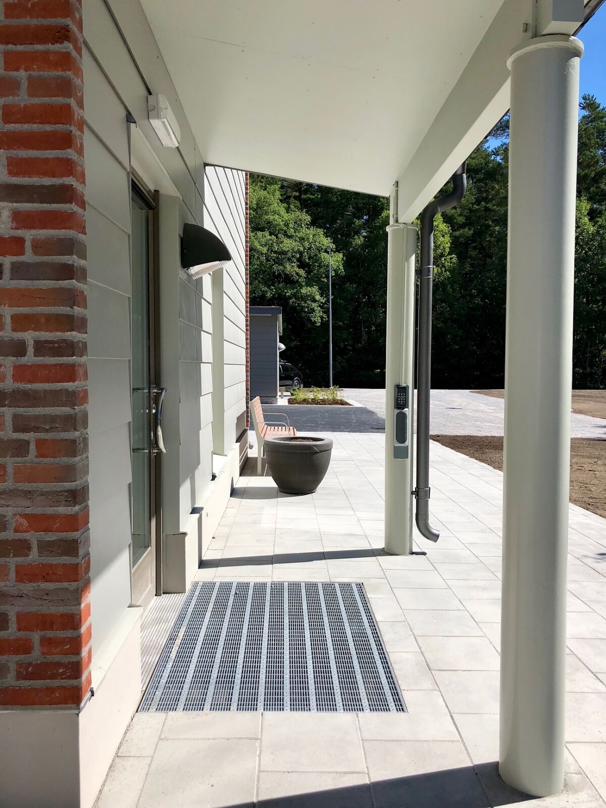 Modern entré med tak och sittplats